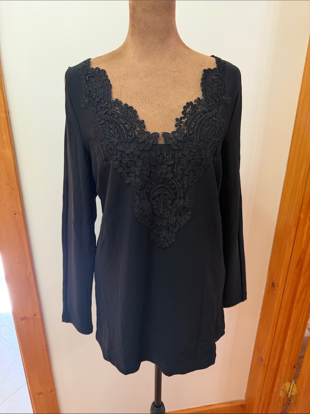 Boston Proper Black Lace-Appliqué V-Neck Long-Sleeve Top Very Stretchable Size S